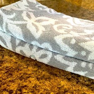 Matching hand towels (comes as a set)